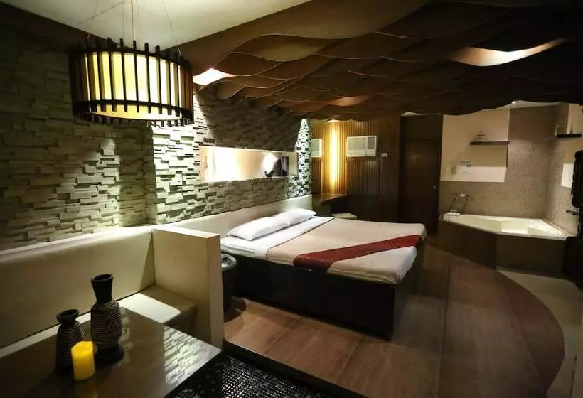 Отель Victoria Court Suites Pasig