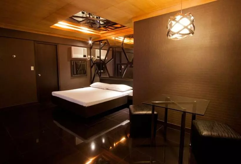 Отель Victoria Court Suites Pasig