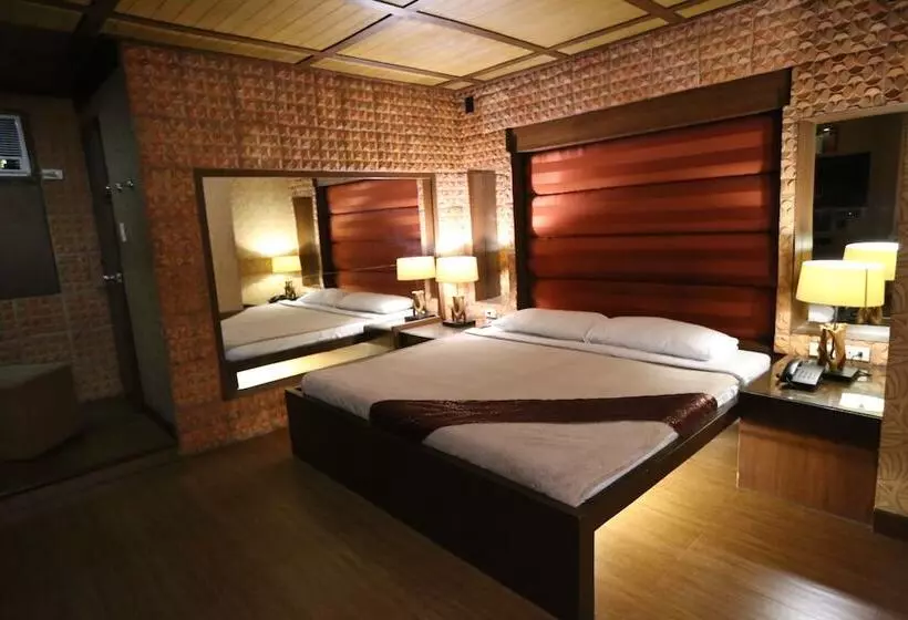 Отель Victoria Court Suites Pasig