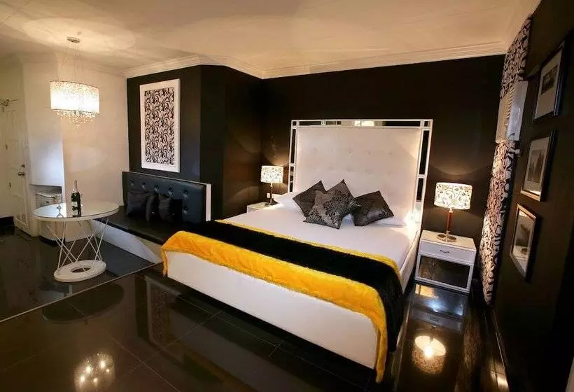 Отель Victoria Court Suites Pasig