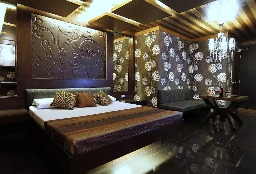 Отель Victoria Court Suites Pasig