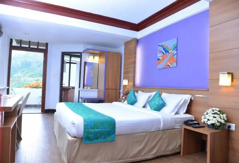 هتل Westwood Riverside