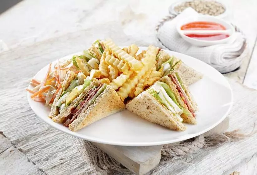 اقامتگاه The Banyumas Villa