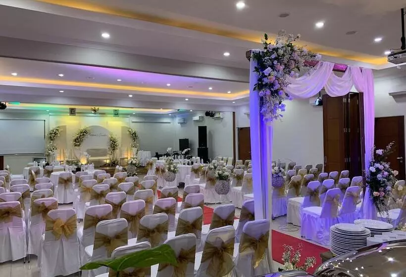 اقامتگاه The Banyumas Villa