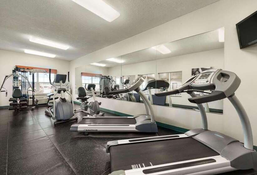 Отель Country Inn & Suites By Radisson, Kansas City At Village West, Ks