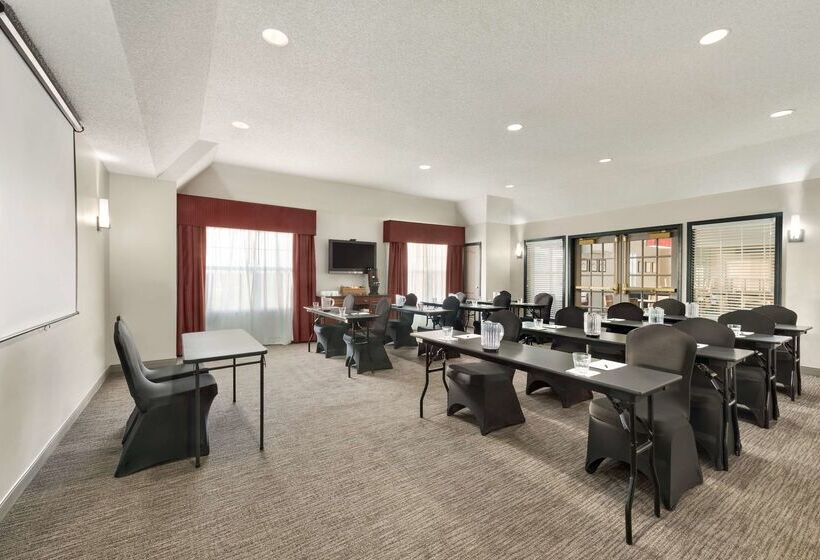 Отель Country Inn & Suites By Radisson, Kansas City At Village West, Ks