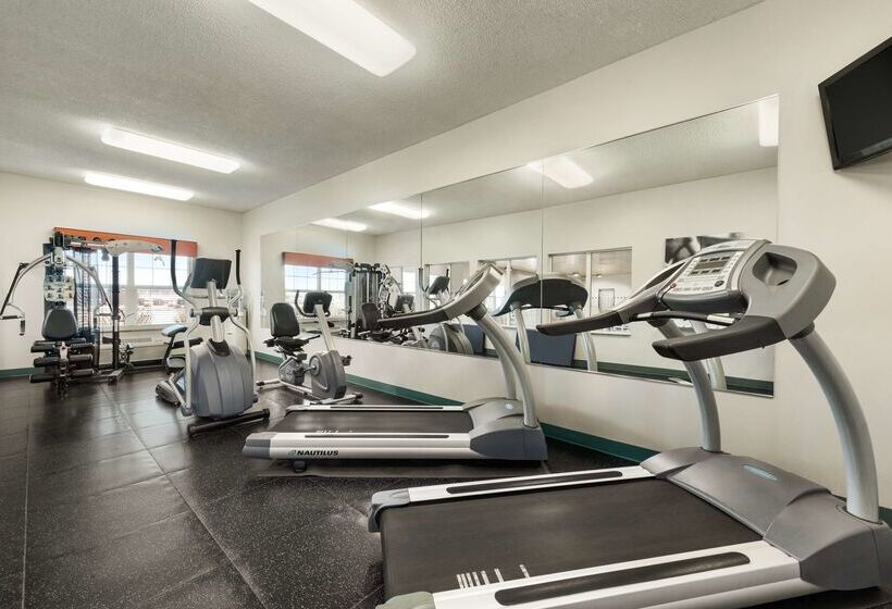 Отель Country Inn & Suites By Radisson, Kansas City At Village West, Ks