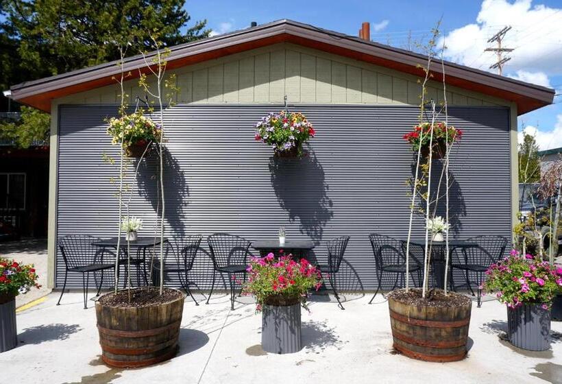 فندق Moose Creek Inn