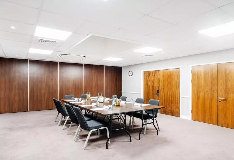 בית מלון כפרי Holiday Inn London Luton Airport, An Ihg