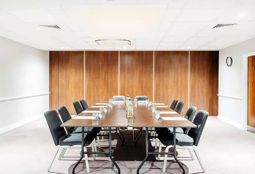 בית מלון כפרי Holiday Inn London Luton Airport, An Ihg