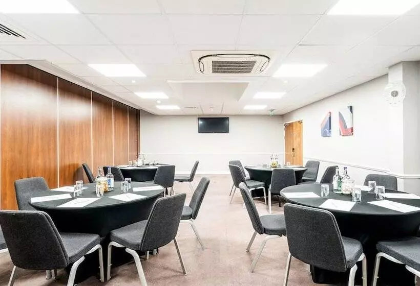 בית מלון כפרי Holiday Inn London Luton Airport, An Ihg