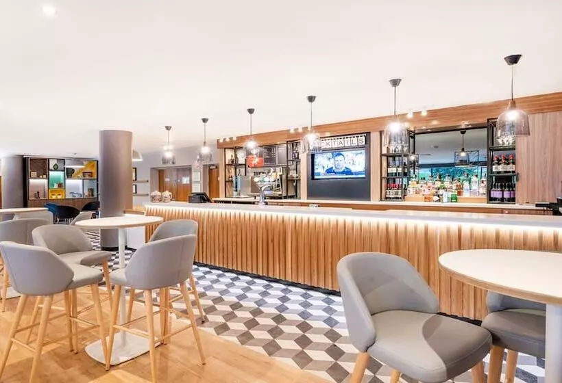 בית מלון כפרי Holiday Inn London Luton Airport, An Ihg