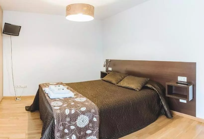 هتل Hostal Casasnovas