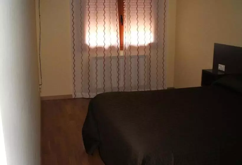 هتل Hostal Casasnovas