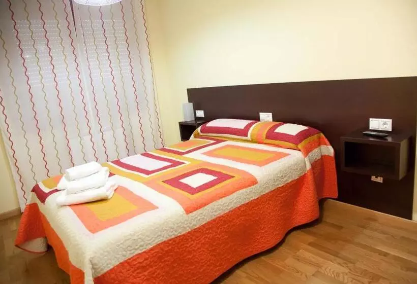 هتل Hostal Casasnovas