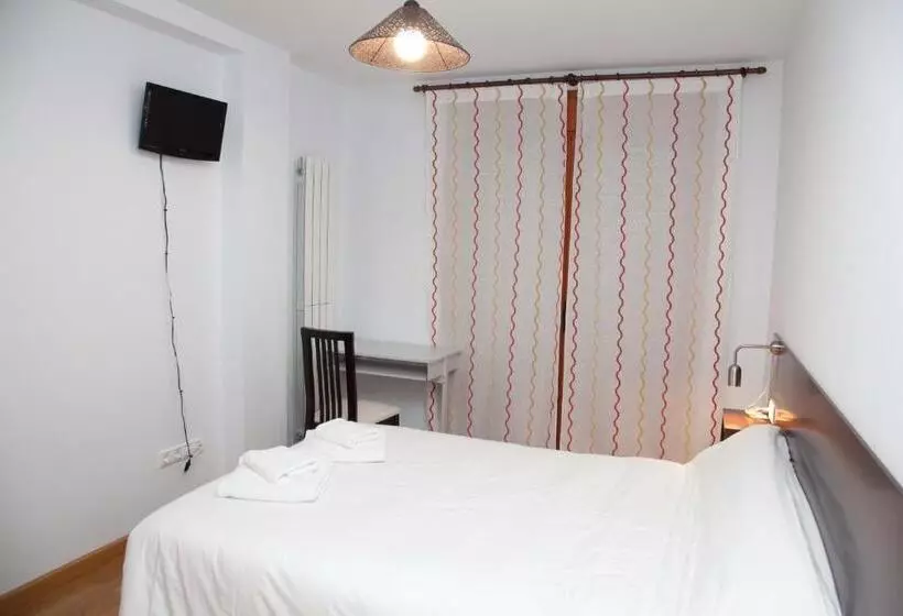 هتل Hostal Casasnovas