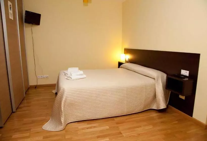 هتل Hostal Casasnovas