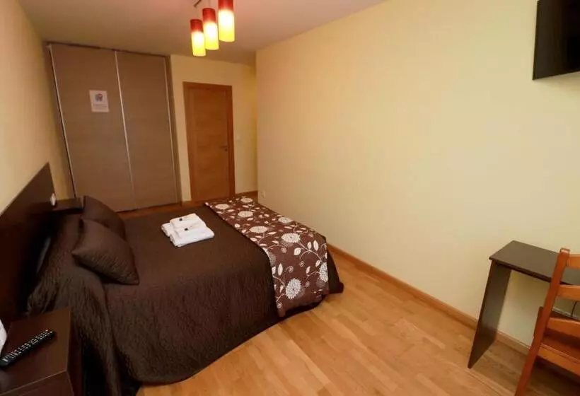 هتل Hostal Casasnovas