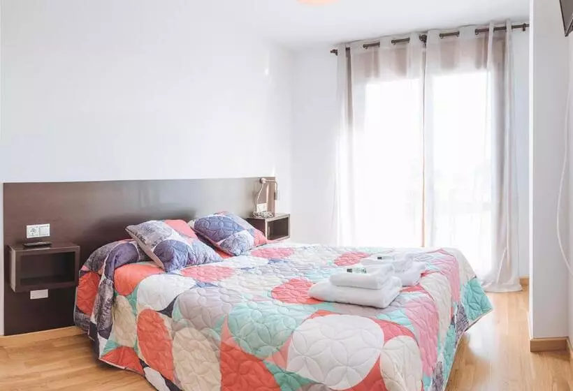 هتل Hostal Casasnovas