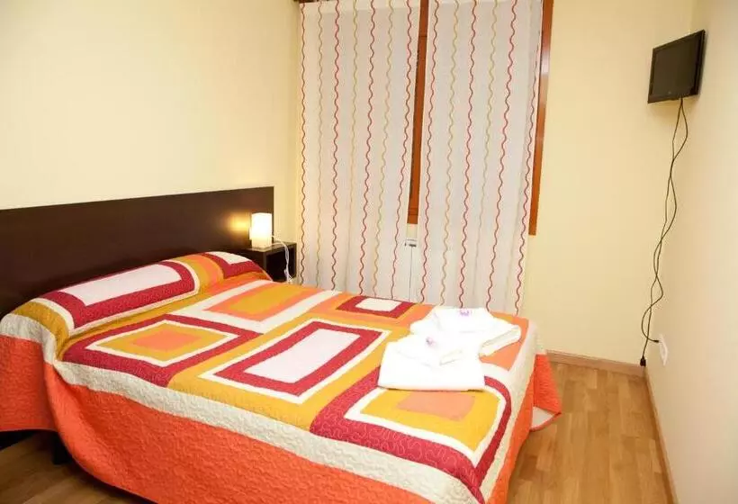 هتل Hostal Casasnovas