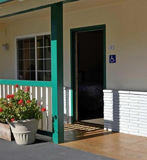 مُتل Monterey Pines Inn