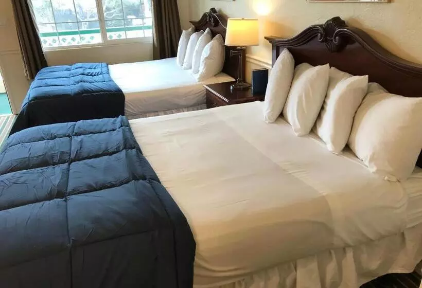 מוטל Monterey Pines Inn