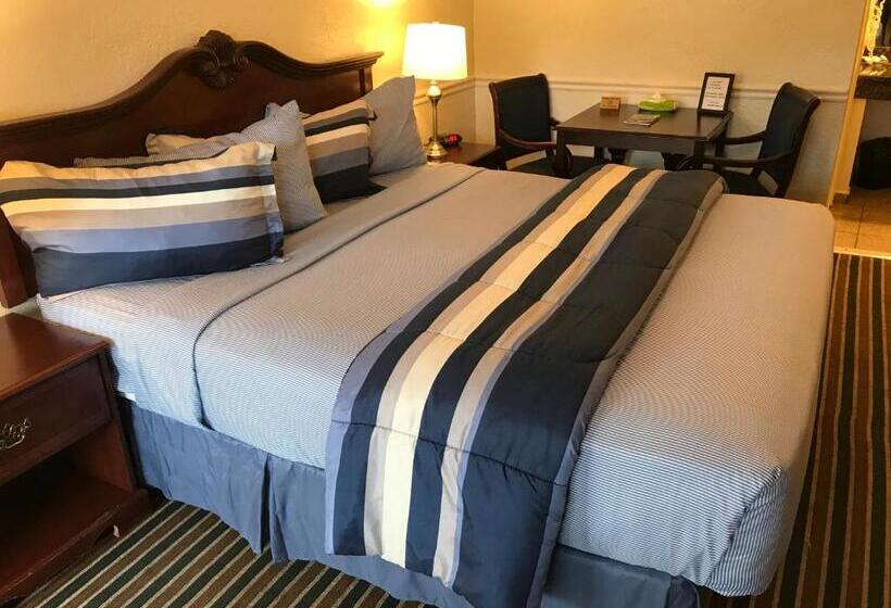 مُتل Monterey Pines Inn