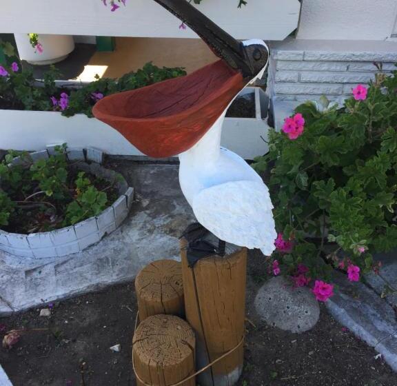 مُتل Monterey Pines Inn