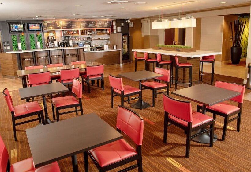 Отель Courtyard By Marriott Erie Ambassador Conference Center