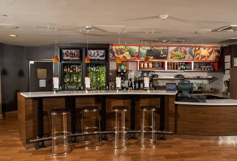 Отель Courtyard By Marriott Erie Ambassador Conference Center