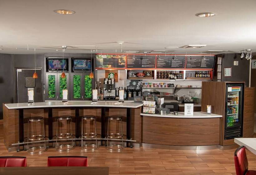 Отель Courtyard By Marriott Erie Ambassador Conference Center