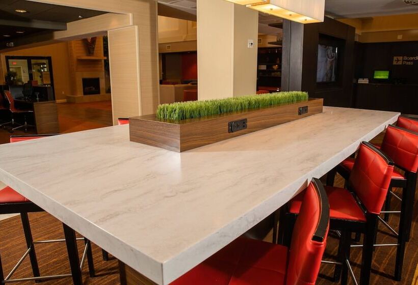 Отель Courtyard By Marriott Erie Ambassador Conference Center