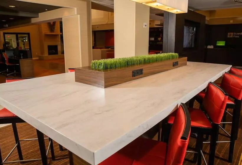 호텔 Courtyard By Marriott Erie Ambassador Conference Center