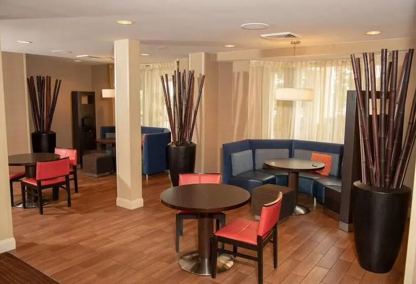 호텔 Courtyard By Marriott Erie Ambassador Conference Center