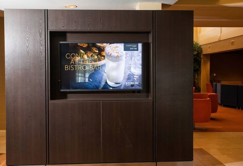 Отель Courtyard By Marriott Erie Ambassador Conference Center