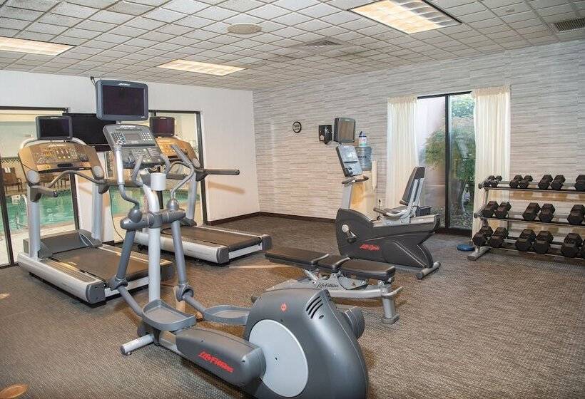 Отель Courtyard By Marriott Erie Ambassador Conference Center