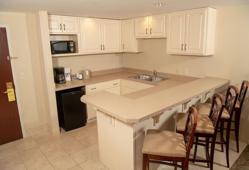 Отель Courtyard By Marriott Erie Ambassador Conference Center