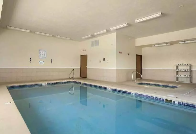 בית מלון כפרי Days Inn By Wyndham Jefferson City