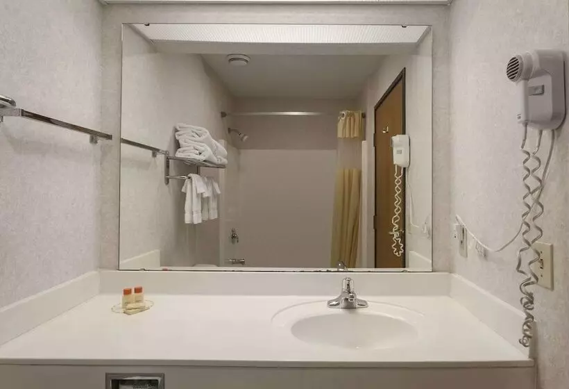 בית מלון כפרי Days Inn By Wyndham Jefferson City