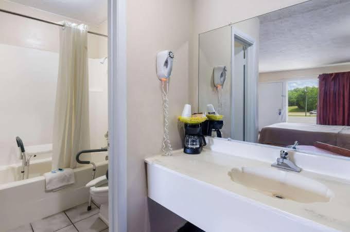 호텔 Rodeway Inn Church Hill  Tri Cities Area