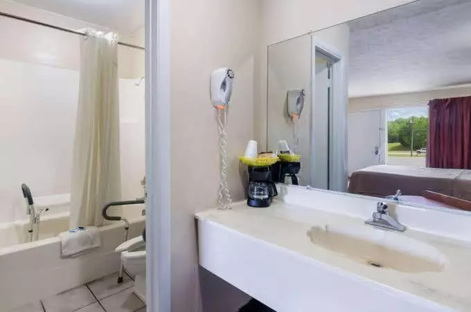 호텔 Rodeway Inn Church Hill Tri Cities Area