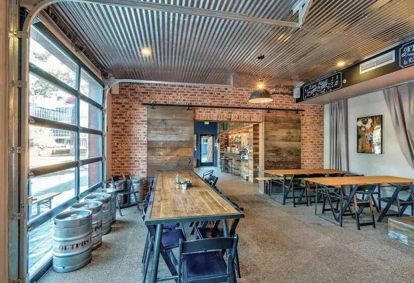 Hotel Basecamp Tahoe South