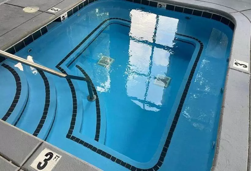 호텔 Days Inn & Suites By Wyndham Murfreesboro