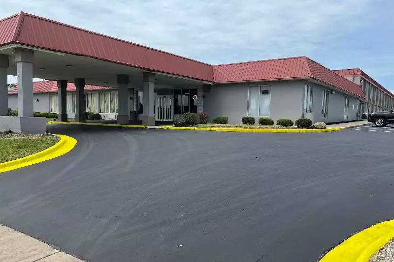 בית מלון כפרי Days Inn & Suites By Wyndham Springfield Oh