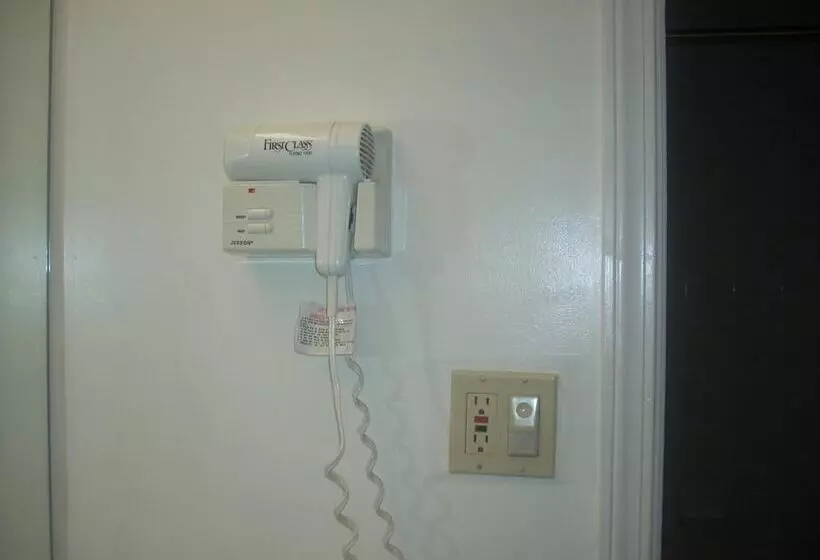 בית מלון כפרי Economy Inn Seaside