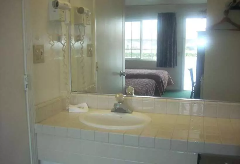 בית מלון כפרי Economy Inn Seaside