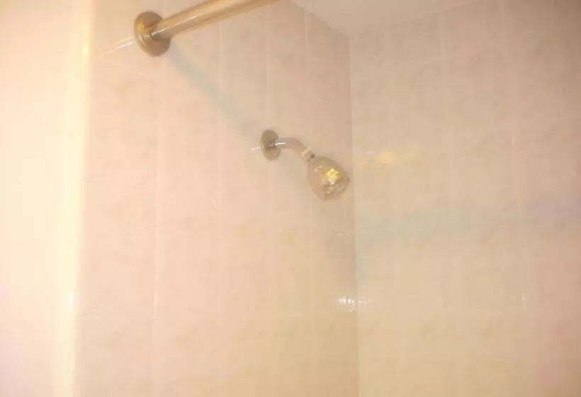 בית מלון כפרי Economy Inn Seaside