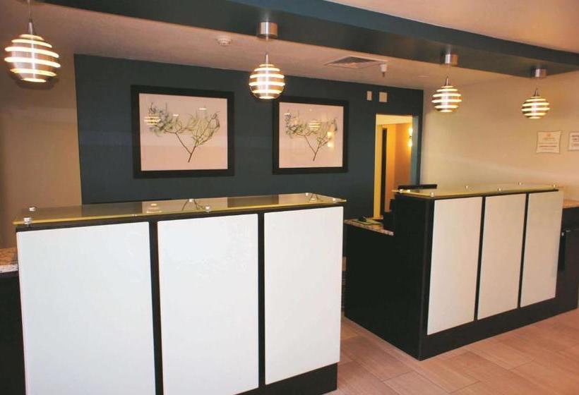 Отель La Quinta Inn & Suites By Wyndham Castle Rock