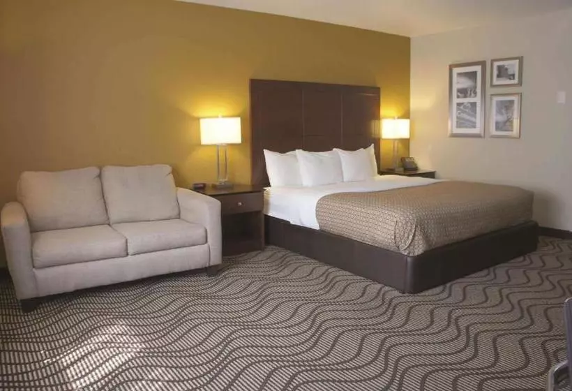 Отель La Quinta Inn & Suites By Wyndham Castle Rock