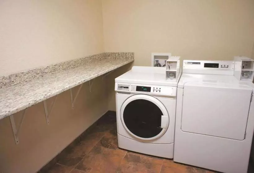 Отель La Quinta Inn & Suites By Wyndham Castle Rock